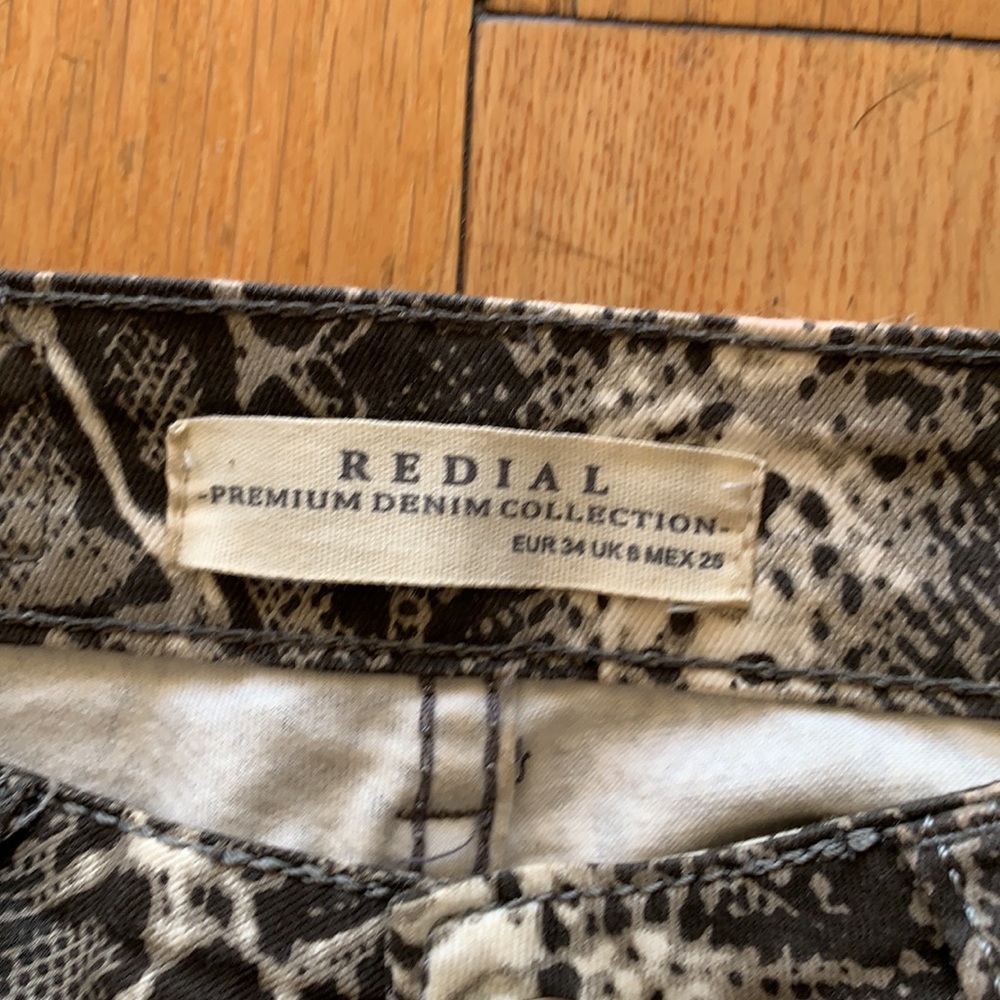 🎉HOST PICK🎉 Redial Premium Denim Collection Snakeprint Skinny Jeans - Picture 5 of 6